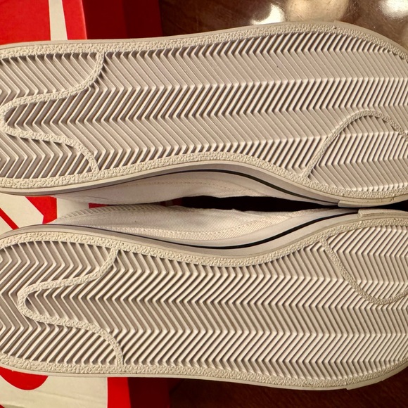 **NIB*** Nike Woman’s White Slip-On Canvas with Black Nike Swoosh- size 10 - Picture 4 of 4